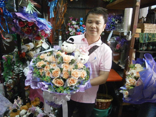 VALENTINE’S DAY SPECIAL: Wong shows one of his popular orders.