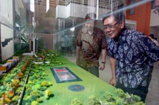  Kusno Hardijanto, owner of Banua Group, inspects a model of the superblock project in Banjarmasin on Tuesday. (GA Photo) 