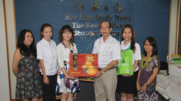 KUCHING: Chinese New Year came early for The Borneo Post, Utusan Borneo and See Hua Daily News when SCR Corporation Sdn Bhd general manager Michael Sim (third right), assistant marketing manager Adeline Chin (second right) and marketing association Gwenda Tan (second left) paid a visit, bearing CNY goodies for the staff, received by See Hua Marketing sales manager Elizabeth Khoo (third left), The Borneo Post reporter Marilyn Ten (far left) and Utusan Borneo reporter Jessica Jawing (far right).