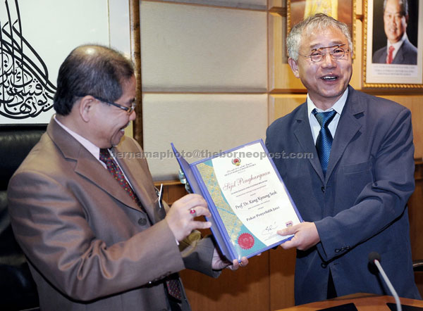 JAWI EXPERT: DBP director-general Dr Awang Sariyan (left) presenting a certificate of recognition to Prof Dr Kang for his contribution in Jawi research. — Bernama photo 