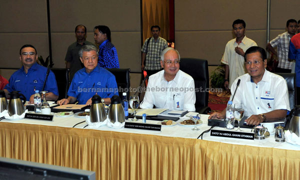 ELECTION STRATEGY: Najib (second right) chairing the closed-door meeting involving state Umno and Barisan Nasional (BN) leaders at the Johor International Convention Centre. — Bernama photo