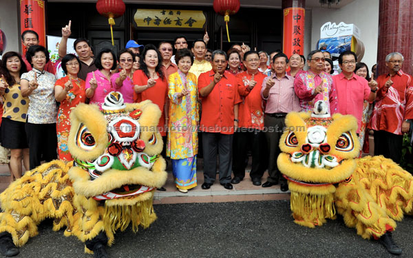 FOR THE ALBUM: Dr Ng (centre) with the people at the state-level Chinese New Year gathering in Kota Bharu. — Bernama photo