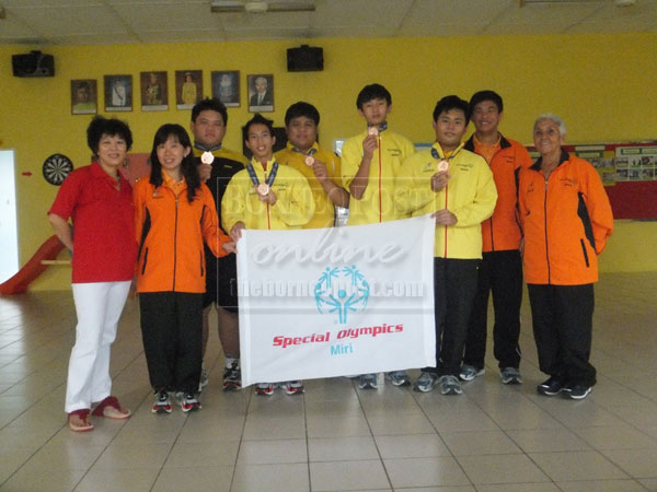 MALAYSIA’S PRIDE: Chai (right) with Miri athletes, coaches and officials of SOWWG 2013.