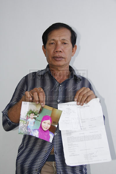 Omar showing photos of his wife and daughter as well as the police report.