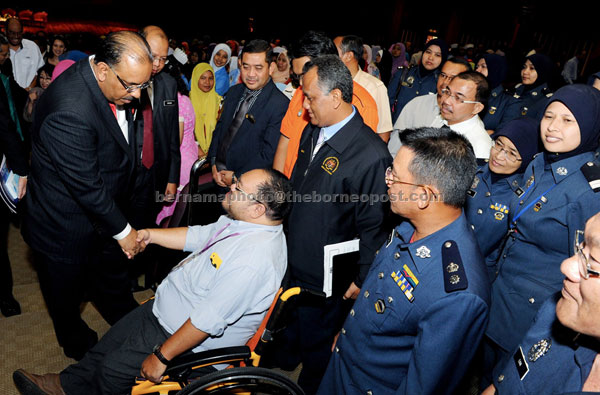 NICE MEETING YOU: Ali Hamsa (left) shakes hands with a lecturer from USM, Dr Mohamad Muzammil Muhamad Nor during the meeting. — Bernama photo