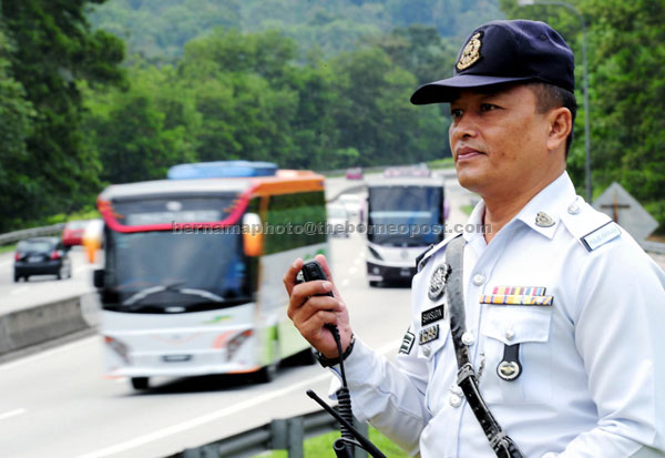 SMOOTH TRAFFIC FLOW : A police traffic officer monitoring traffic movement along the East Coast Highway near Bentong Toll Plaza. – Bernama photo 