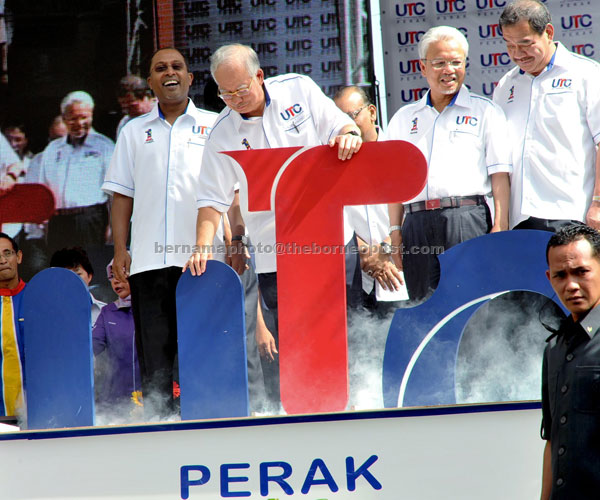 OFFICIALLY LAUNCHED: Najib launching the Perak Urban Transformation Centre. Also present were (from left) Perak MB Datuk Seri Dr Zambry Abd Kadir, Second Finance Minister Datuk Seri Ahmad Husni Hanadzlah and Transport Minister Datuk Seri Kong Cho Ha. — Bernama photo