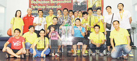 PEMENANG: Para pemenang Pertandingan Badminton Berpasukan Tertutup Sarawak di Mukah pada Ahad lalu.