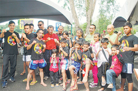 CABARAN: Barisan peninju Kelab Muaythai JBL menyertai Cabaran Muaythai Lundu pada Sabtu ini bersama-sama dengan Ahmad Nirwan (belakang, tiga kanan) di Lundu.