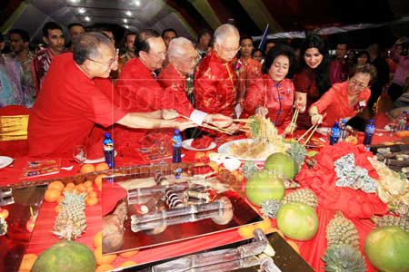 ‘YEE SANG’: Najib (empat kanan), Taib (lima kanan), Chin (enam kanan), Rosmah (tiga kanan), Ragad (dua kanan) serta pemimpin lain mengetuai 10,000 orang melakukan ‘Yee Sang’,yang disenaraikan dalam Malaysia Book of Records sebagai bilangan terbesar. 