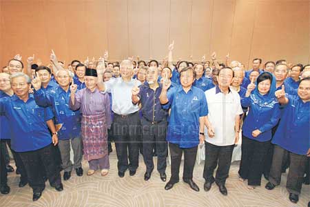 BERSEMANGAT TINGGI: Najib dan Taib bersama pemimpin-pemimpin kanan BN negeri pada sesi perjumpaan di Kuching, semalam sebelum Perdana Menteri berangkat ke Kuala Lumpur.