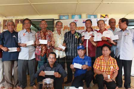 GERAN: Masir (tengah) bersama penerima geran kerajaan selepas berakhirnya program berkenaan di Sri Aman kelmarin.