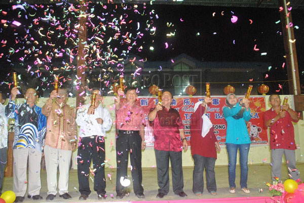 GONG XI FA CAI: Henry (fifth left) and local dignitaries launching the Chinese New celebration in Trusan, Lawas.