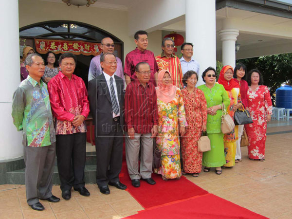 FOR THE MEMORY: Salahuddin and Norkiah (fourth and fifth left, front row) and their entourage pose at Wong Leong Ming’s residence. Wong Leong Ming is at third left, front row.