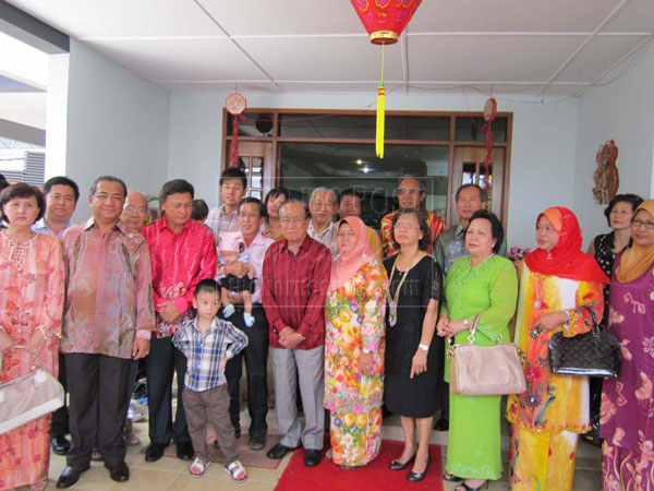 FOR REMEMBRANCE: Salahuddin and Norkiah (fifth and sixth left, front row) and their entourage at Wong Hoon Sing’s house. Wong Hoon Sing it at fourth left, front row.