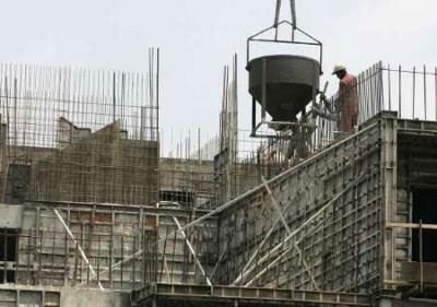 SLOWER MOMENTUM: Image shows labourers working on an apartment building under construction in Kuala Lumpur. Wong explains that today’s investors are aware that they have choices beyond Malaysia and while keeping a close watch of the local scene for new opportunities that may arise, cash-rich investors never leave their money to sleep. 