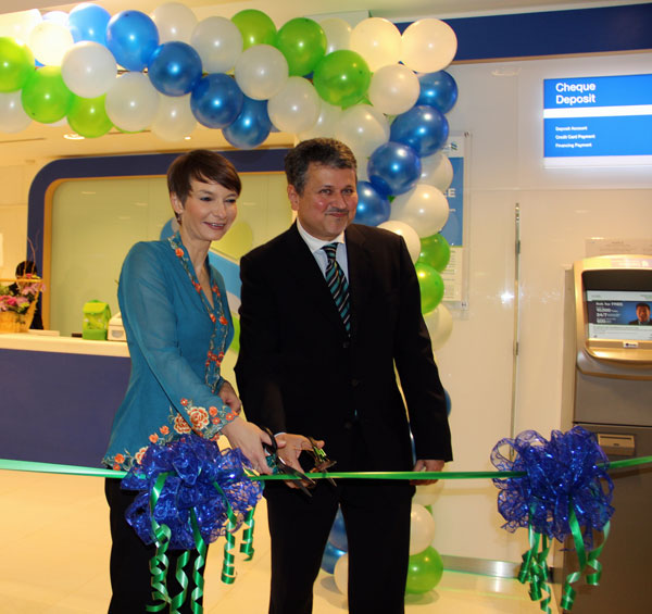 ROBUST GROWTH: Wasim (right) and Wedrychowicz cut the ribbon to officially usher in Saadiq’s first branch in Sarawak, located at tHe Spring Mall.  