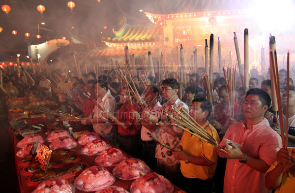 CELEBRATION BEGINS: Devotees worship the Jade Emperor God at the stroke of midnight.