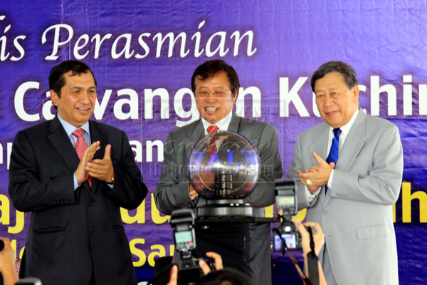 LAUNCHING: Abang Johari (centre), flanked by Hamad (left) and Bujang Nor, launching the new ASNB Kuching branch at the Al-Idrus Commercial Centre, Jalan Kulas yesterday. — Photo by Jeffery Mostapa 