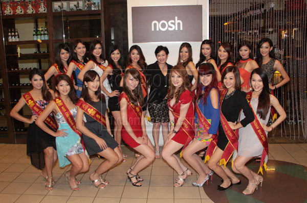 KUCHING: Miss Cheongsam 2013 contestants pose in front of Nosh signboard together with Ms Doris (centre, back row), managing director of Jubilee Arm, the company that wholly owns the new restaurant on the ground floor of Crown Square in Pending, Kuching. The ladies later joined their host, Bellwood Sdn Bhd, for dinner. Also present was Alaric Soh, from the organising company Alaric Production and producer of the pageant. — Photo by Mohd Rais Sanusi 