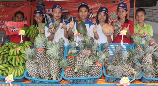 LOCAL FRUITS: UiTM Sarawak Myagrosis Club members showing local fruit produce at one of the booths at the launching of the club. — Photo by  Muhammad Rais Sanusi