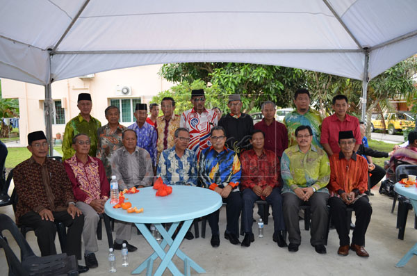 1MALAYSIA SPIRIT: Ahmad Lai (seated, fourth right), Miri Deputy Resident Abdul Aziz Mohd Yusuf (seated, second right) and other Malay community leaders posing at Ting’s open house.