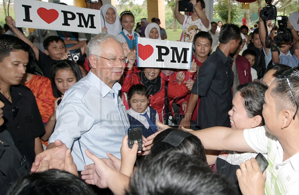 WARM WELCOME: Najib shaking hands with the people after opening SJK (C) Chung Hua Tudan, Miri.