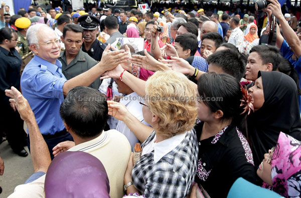 POPULAR PM: Najib greeted by the crowd after attending the people‘s gathering  at Padang Pekan. — Bernama photo