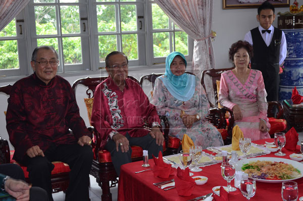 FESTIVE VISIT: The Head of State and his wife are flanked by Lee Sie Tong (left) and his wife .