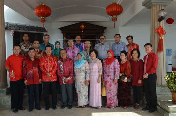 FOR THE ALBUM: Salahuddin (front, fourth left) and Norkiah (front, fifth left) pose with Lee (front, third left), his wife (fifth right) and other visitors. 