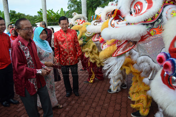 GONG XI GONG XI: Salahuddin (left) and Norkiah (second left) being greeted by a lion dance troupe at Lee’s residence. Lee is at right.