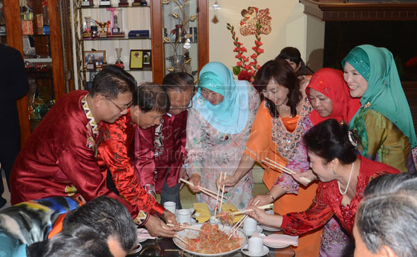 WISHING EVERYONE A PROSPEROUS YEAR: (From left) Julaihi, Ting, Salahuddin, Norkiah and Ting’s wife toss the Yee Sang at Ting’s house.  