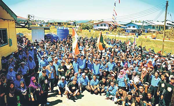 MERIAH: Abdullah (tengah) merakamkan kenangan bersama para peserta Konvoi Jelajah Desa di pekarangan Masjid Kampung Bruit, kelmarin.