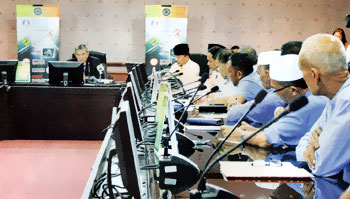 Permanent Secretary at the Ministry of Communications Dato Paduka Haji Awang Alaihuddin bin Pehin Orang Kaya Di Gadong Seri Lela Dato Seri Utama Haji Awang Mohd Taha chairing the dialogue.