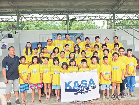 SYABAS: Perenang KASA 2010 merakamkan kejayaan bersama-sama dengan Anthony Kong (kiri) setelah membawa pulang 24 emas, 34 perak dan 33 gangsa pada Kejohanan Renang Kumpulan Umur Sarawak kali ke-40 yang diadakan di Sibu pada minggu lepas.