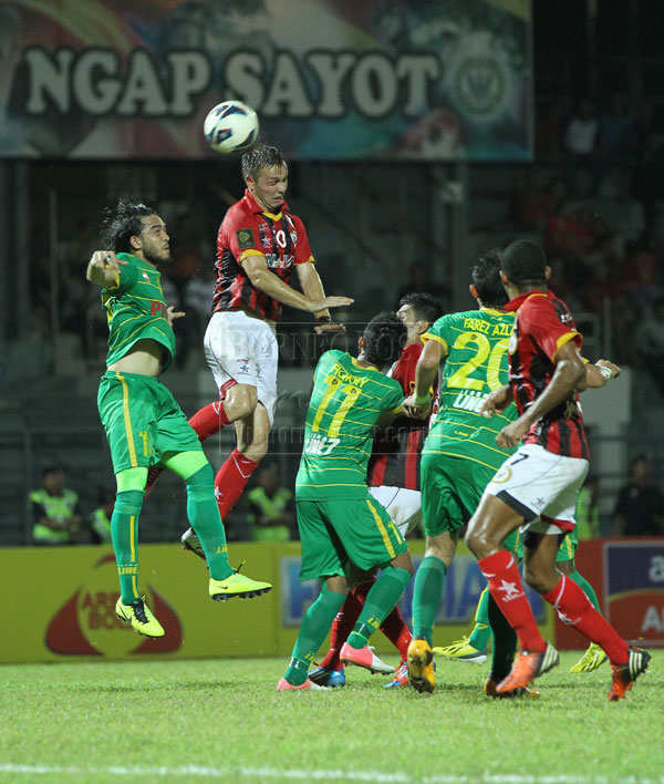 TOWERING IVAN: Sarawak hitman, Ivan Babic goes airborne during a tussle for the ball in last night’s match against Kedah which ended 1 – 0 in favour of the homesters. The Crocs continued to trail current leader Sime Darby in the Premier League table standings. — Photo by Chimon Upon.