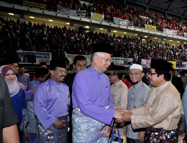 GATHERING OF MUSLIMS: Najib being welcomed at the gathering of Muslims, including Islamic scholars and leaders, at the Putra Stadium in Bukit Jalil. — Bernama photo