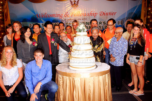 HAPPY ANNIVERSARY: Masing (front row, third right), Liew (front row, third left) and Lee (front row, second left) cutting the SLTA 50th Anniversary cake while Liew’s wife Datin Diana Tay (front row, left), committee members and international players looked on. — Photo by Jeffrey Mostapa 