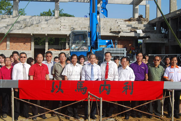 MUCH ANTICIPATION: Sarawak Volleyball Association President Temenggong Vincent Lau (fourth right) together with (from second left) Chi, Moh, (from sixth left) Ting, Tiong, Ang, Ngieng and Hii witnessing the topping-off ceremony for Sibu Prudential Volleyball Association Stadium at Rejang Park.