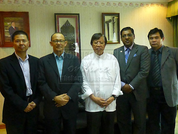 COURTESY VISIT: Edward (second right) with (from left) Tan, Salleh and Then (right) posing with Johari (centre) during the courtesy call on the minister at his office at Bangunan Baitulmakmur in Petra Jaya on Wednesday.