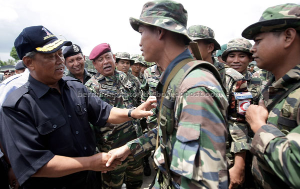KEEP UP THE GOOD WORK: Deputy Prime Minister Tan Sri Muhyiddin Yassin greets members of the armed forces at Dewan Kencana at Felda Sahabat near Lahad Datu. — Bernama photo