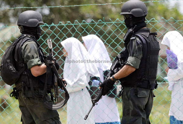 TIGHT SECURITY FOR DPM: Two VAT 69 commandos standing guard before the arrival of Muhyiddin in Lahad Datu. — Bernama photo