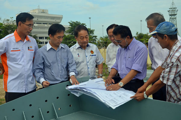 THE DESIGN: Architect Abu Bakar Sepawi (third right) discusses the plans with (from left) Ngieng, Hii, Wong, Lau and Tiong. 