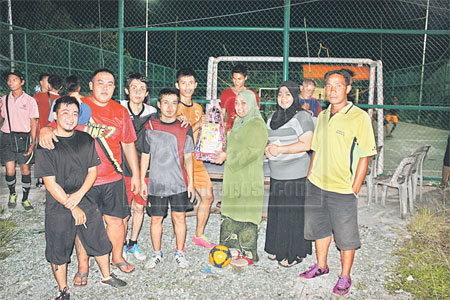 JUARA: Pasukan Naruto menerima hadiah daripada pihak pengelola pada majlis berkenaan di Sri Aman malam kelmarin.