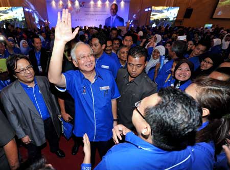 LONJAKKAN USAHAWAN: Najib melambaikan tangan pada yang hadir selepas merasmikan Perhimpunan Usahawan Bumiputera 2013 di Kuala Lumpur, semalam. — Gambar Bernama