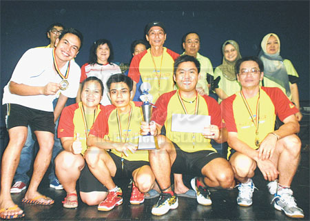 UNGGUL: Jimmy (tengah belakang) bersama pasukan SSBSPN juara kejohanan badminton Piala DUN Nangka di Sibu, kelmarin.