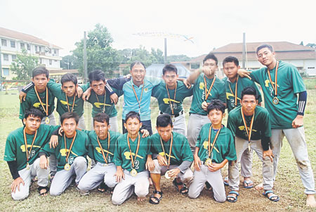 JOHAN: Pasukan SMK Luar Bandar bersama pingat selepas berjaya muncul juara Karnival Sofbol 1Malaysia di Sibu.