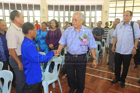 MESRA: Manyin bersalaman dengan para peserta Majlis Randau Pembangunan dan Kesejahteraan Keluarga Daerah Kecil Tebedu 2013 di Dewan Masyarakat Tebedu semalam.