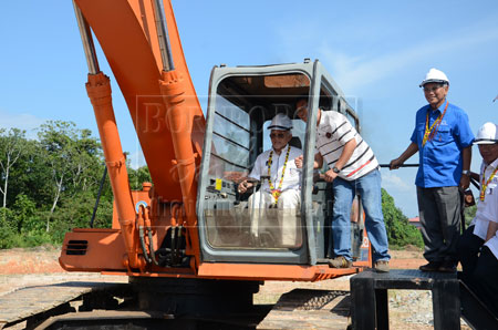 RASMI: Taib melakukan acara pecah tanah projek pembinaan RMM di Kanowit, semalam.