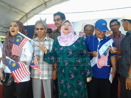 PATRIOTIK: Rohani (tengah), Hamsein (dua kiri), Ismawie (belakang Rohani) menyanyikan lagu patriotik pada program berkenaan di Lingga kelmarin.